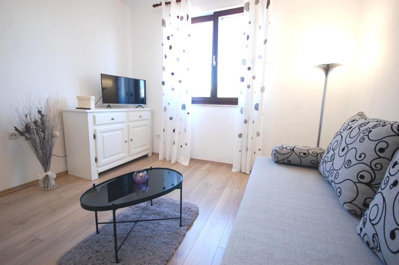 Apartment Margareta By El-Pi Tours Njivice Exteriér fotografie